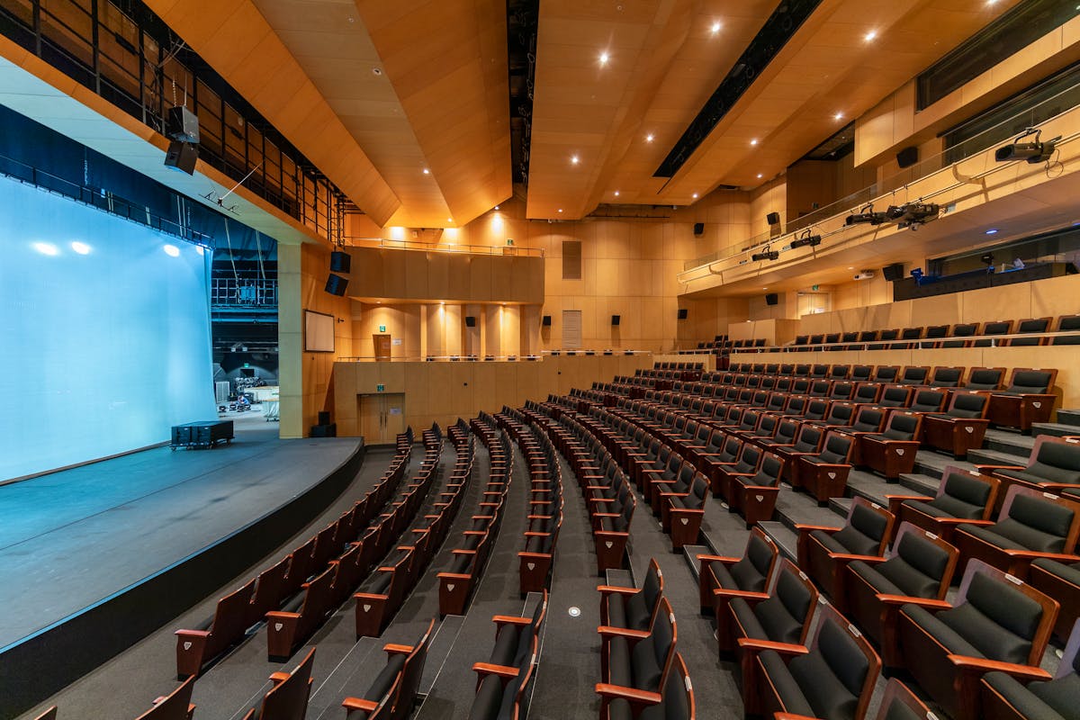 Jak się ubrać do opery? Dress code i stylizacje