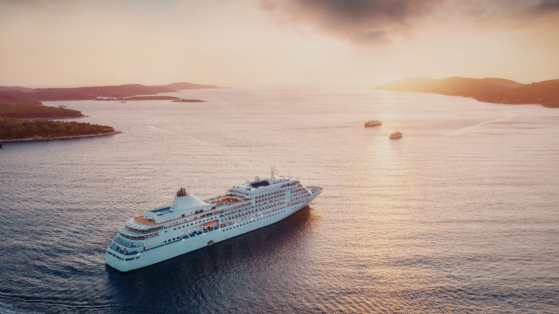 Rejs wycieczkowy – co zabrać na pokład, a czego lepiej nie pakować?